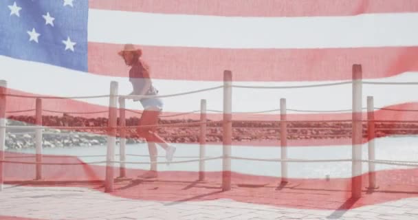 Bandiera Americana Sventola Contro Una Donna Caucasica Che Indossa Cappello — Video Stock
