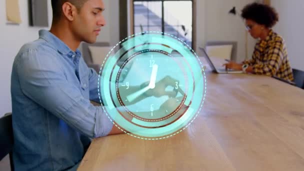 時計のアニメーションは タブレットを使用してビジネスマンの上を高速で移動します 世界規模の技術 デジタルインターフェースの概念がデジタルで生成されたビデオ — ストック動画