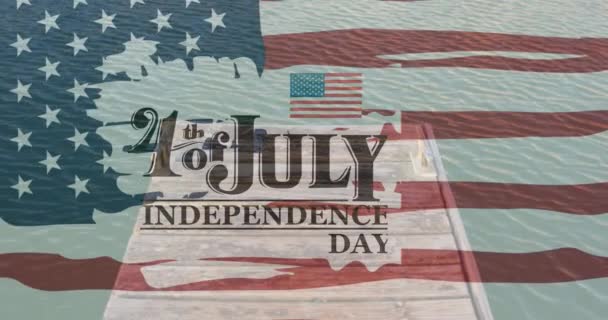 Ανεξαρτησία Κείμενο Και Αμερικανική Σημαία Κυματίζει Πάνω Από Ξύλινη Προβλήτα — Αρχείο Βίντεο