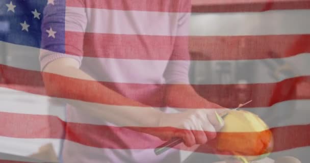 Bandera Americana Ondeando Contra Desollado Caucásico Una Fruta Casa Concepto — Vídeo de stock