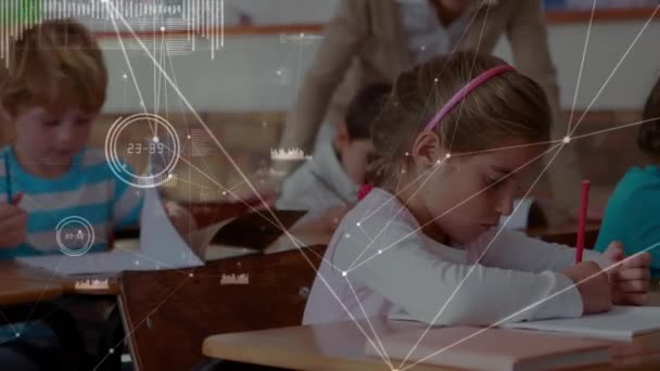 学校の授業で勉強する多様な学生との接続とデータ処理のネットワーク 学校や教育の概念に戻り — ストック動画