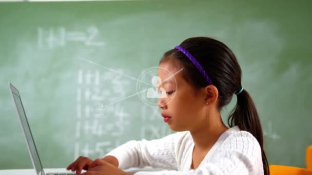 Sieć Ikon Profilu Przeciwko Azjatyckiej Dziewczynie Używającej Laptopa Klasie Szkole — Wideo stockowe
