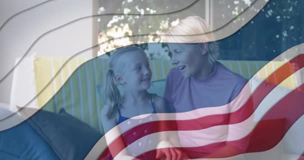 Patrón Diseño Bandera Estadounidense Contra Madre Caucásica Besando Hija Casa — Vídeo de stock