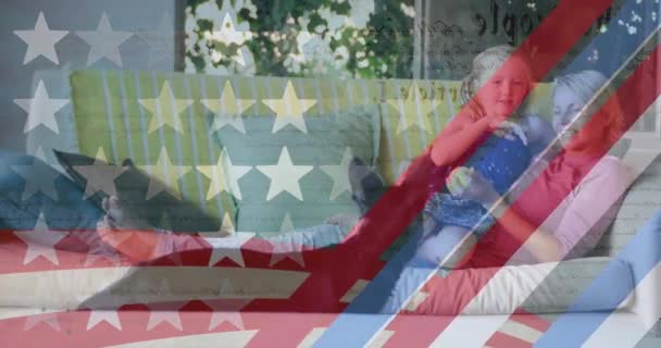 Animacja Gwiazd Poruszające Paski Amerykańskiej Flagi Nad Matką Snd Syna — Wideo stockowe