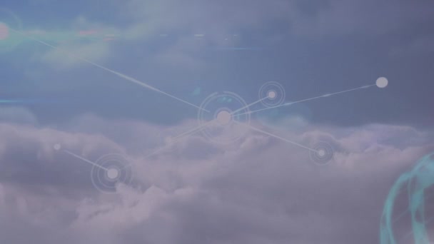 Animation Von Verbindungsnetzen Mit Glühenden Flecken Über Wolken Und Himmelshintergrund — Stockvideo