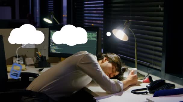 Анимация Цифровых Икон Облаков Над Бизнесменом Спящим Рабочем Столе Офисе — стоковое видео
