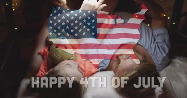 アメリカの国旗は白人の母親と娘が毛布の下に横たわっているのを示している アメリカの独立とお祝いの概念 — ストック動画