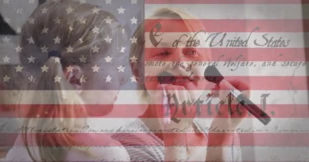 Bandera Americana Texto Constitución Contra Hija Caucásica Maquillando Madre Casa — Vídeo de stock