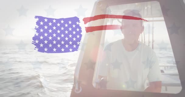 Amerikaanse Vlag Ontwerp Patroon Tegen Blanke Man Zittend Een Boot — Stockvideo