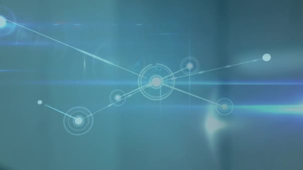 青い背景に光のスポットに対する接続の輝くネットワークのデジタルアニメーション 世界的なネットワーキングとテクノロジーの概念 — ストック動画