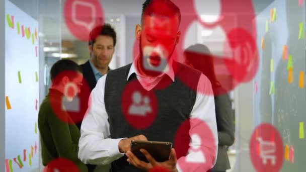 Animación Red Iconos Digitales Sobre Hombre Negocios Utilizando Tableta Interfaz — Vídeo de stock