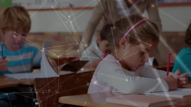 学校で机の上に座りながら勉強する白人女の子とのつながりのネットワーク 学校や教育の概念に戻り — ストック動画