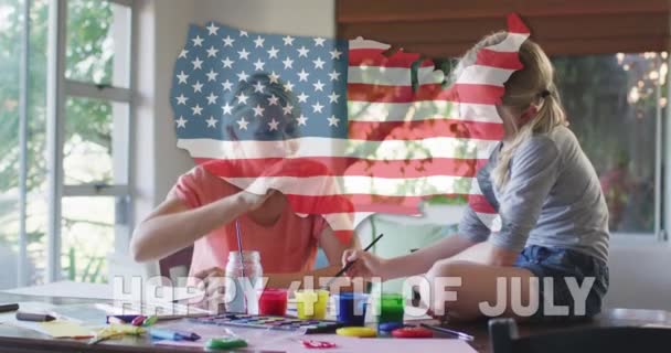 Texto Independência Bandeira Americana Sobre Nós Mapeiam Contra Mãe Filha — Vídeo de Stock