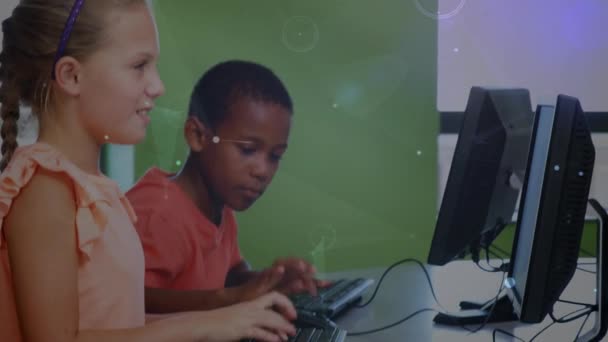 Sieć Kontaktów Przeciwko Białej Dziewczynie Afrykańskiemu Chłopcu Używającemu Komputera Szkole — Wideo stockowe
