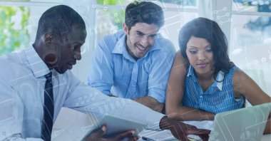 Bilgisayar devre kartının kompozisyonu iş adamlarının dizüstü bilgisayarı kullanması. küresel iş, dijital arayüz, teknoloji ve ağ konsepti dijital olarak oluşturulmuş görüntü.