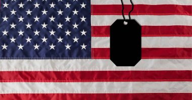 Amerikan bayrağı üzerinde siyah künye ordu kimliği kompozisyonu. Vatanseverlik, bağımsızlık ve askeri konsept dijital olarak oluşturulmuş imaj.