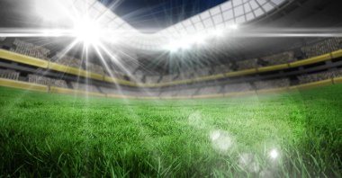 Açık mavi gökyüzü olan boş bir futbol stadyumunun kompozisyonu. spor ve yarışma konsepti dijital olarak oluşturulmuş görüntü.