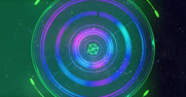 Titreyen ışıldayan ışıldayan mikroskop taraması ve mor arkaplanda dönen geometrik figürler. dijital arayüz küresel bağlantı ve dijital olarak oluşturulan iletişim konsepti.