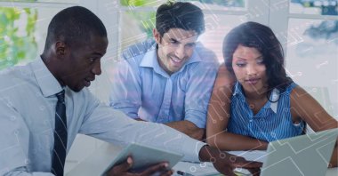 Bilgisayar devre kartının kompozisyonu iş adamlarının dizüstü bilgisayarı kullanması. küresel iş, dijital arayüz, teknoloji ve ağ konsepti dijital olarak oluşturulmuş görüntü.