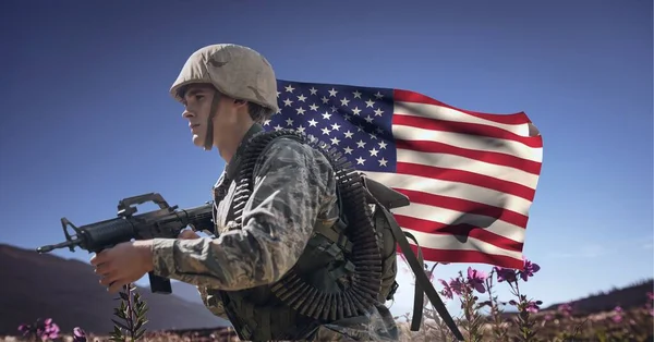 Egy Férfi Katona Fegyverrel Kezében Amerikai Zászlóval Kék Égen Patriotizmus — Stock Fotó