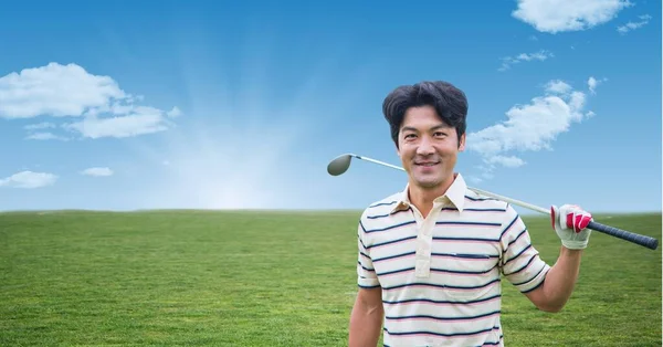 Zusammensetzung Eines Männlichen Golfspielers Mit Schläger Über Blauem Himmel Und — Stockfoto
