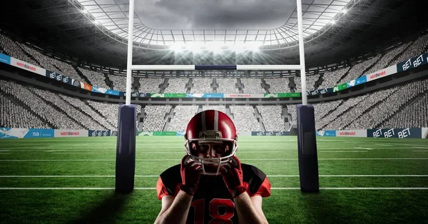 スタジアムでヘルメットを保持する男性アメリカのサッカー選手の構成 スポーツと競争の概念をデジタルで生成し — ストック写真