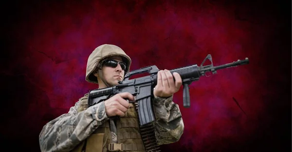 Koyu Kırmızıya Karşı Güneş Gözlüğü Takan Erkek Askerin Bileşimi Vatanseverlik — Stok fotoğraf