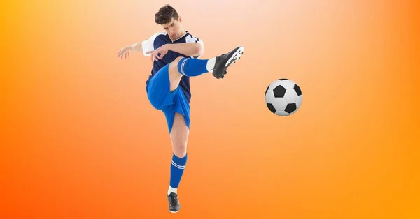 コピースペースでサッカーを蹴る男性サッカー選手の構成 スポーツと競争の概念をデジタルで生成し — ストック写真