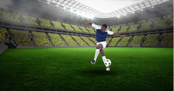Composição Jogador Futebol Masculino Chutando Bola Estádio Conceito Desporto Competição — Fotografia de Stock