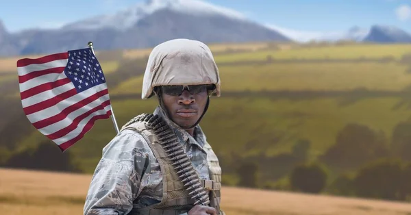 Sammansättning Manlig Soldat Med Viftande Amerikansk Flagga Mot Bergslandskapet Patriotism — Stockfoto