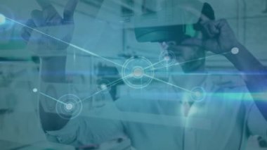 VR kulaklık takan adam üzerindeki bağlantı ağının animasyonu. küresel bağlantılar, teknoloji ve dijital arayüz konsepti dijital olarak oluşturulmuş video.