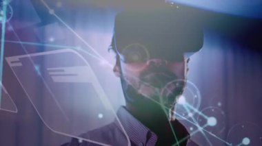 VR kulaklık takan iş adamlarının bağlantı ve ekranlarının animasyonu. küresel bağlantılar, teknoloji, veri işleme ve dijital arayüz konsepti dijital olarak oluşturulmuş video.