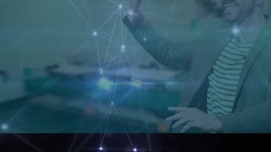 VR kulaklık takan adam üzerindeki bağlantı ağının animasyonu. küresel bağlantılar, teknoloji ve dijital arayüz konsepti dijital olarak oluşturulmuş video.