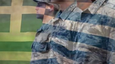 Yunan bayrağı sallayan askerlerin canlandırması. Vatanseverlik, silahlı kuvvetler ve dijital olarak üretilen koruma konsepti.