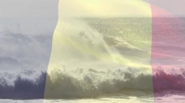 Güneşli sahil kenarında dalgalanan Belçika bayrağının animasyonu. Vatanseverlik, yaz ve tatil konsepti dijital olarak oluşturulmuş video.