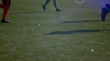Futbol sahasında antrenman yapan futbolcularla bağlantı ağının animasyonu. küresel spor, rekabet ve ağ konsepti dijital olarak oluşturulmuş video.