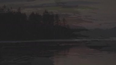 Sıkıntılı arka planda hipnoz hareketinde hareket eden birden fazla noktanın animasyonu. desen ve renk konsepti dijital olarak oluşturulmuş video.