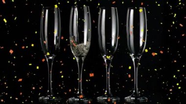 Şampanya kadehleri ve şampanyaların canlandırılması, konfetilerin siyah arka plana düşmesi. kutlama ve parti konsepti, dijital olarak oluşturulmuş video.