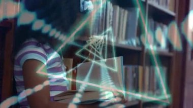 Liseli kız kitaplarında bağlantı ve veri işleme animasyonları. küresel eğitim, teknoloji, bağlantılar ve dijital arayüz konsepti dijital olarak oluşturulmuş video.