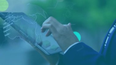 Tablet kullanılarak işadamının üzerinde dünya ve veri işleme animasyonu. küresel teknoloji, sosyal medya ve bağlantılar konsepti dijital olarak oluşturulmuş video.