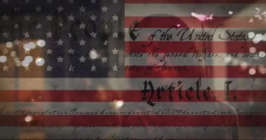 Çeşitli arkadaş grupları havai fişeklerle kutlama yaparken Amerikan bayrağının animasyonu. Vatanseverlik ve kutlama konsepti dijital olarak oluşturulmuş imaj.