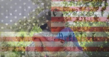 Amerikan bayrağı üzerinde oğlunu kucaklayan erkek askerin animasyonu. Asker, dijital olarak üretilen aile imajına geri dönüyor..