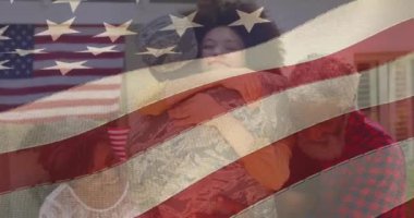 Amerikan bayrağı üzerinde gülümseyen aileyi kucaklayan erkek askerin animasyonu. Asker, dijital olarak üretilen aile imajına geri dönüyor..