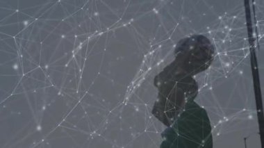 Futbol sahasında antrenman yapan futbolcularla bağlantı ağının animasyonu. küresel spor, rekabet ve ağ konsepti dijital olarak oluşturulmuş video.