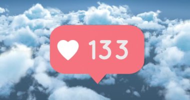 Mavi gökyüzündeki bulutlara karşı kırmızı konuşma baloncuğunda artan sayıdaki kalp ikonu. Sosyal medya ağı ve teknoloji kavramı