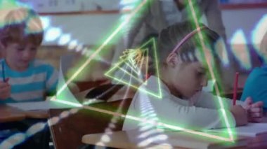 Okul çocukları üzerinde bağlantı ve veri işleme animasyonu. küresel eğitim, teknoloji, bağlantılar ve dijital arayüz konsepti dijital olarak oluşturulmuş video.