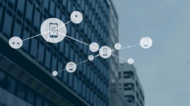 Modern ofis binası üzerindeki simgelerle bağlantı ağının animasyonu. küresel iş, dijital arayüz, teknoloji ve ağ konsepti dijital olarak oluşturulmuş video.
