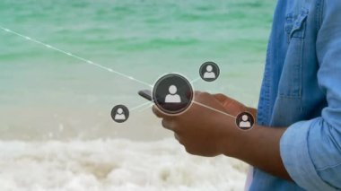 Akıllı telefon kullanarak insanların ikonlarıyla olan bağlantıların animasyonu. küresel bağlantılar, teknoloji ve sosyal medya konsepti dijital olarak oluşturulmuş video.
