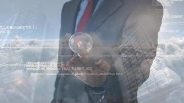 Şehirdeki iş adamlarının ampulleri fırlatması ve yakalaması ile ilgili veri işleme animasyonu. küresel iş iletişimi, fikirler ve dijital arayüz konsepti, dijital olarak oluşturulmuş video.