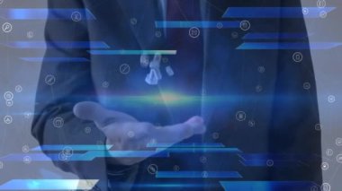 Medya simgelerinin animasyonu iş adamlarının fındık ve cıvata fırlatması ve yakalaması üzerine. küresel iş iletişimi, ağ ve dijital arayüz kavramı, dijital olarak oluşturulmuş video.